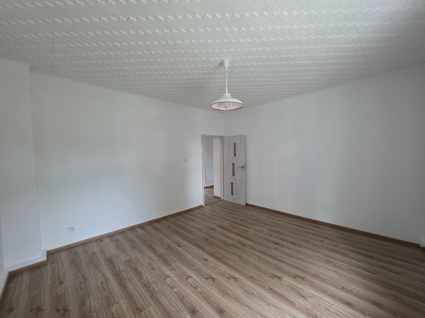 853